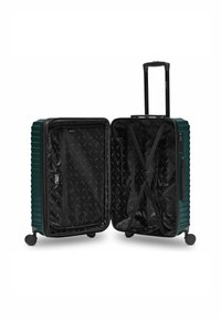 Maleta rígida de color verde oscuro con cuatro ruedas, mango extensible y un interior abierto que muestra un revestimiento de tela negra y correas cruzadas para asegurar el contenido.