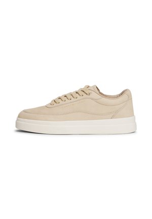 Beige Wildleder Low-Top-Sneaker mit runder Zehenpartie, passenden Schnürsenkeln und einer weißen Gummisohle. Mit eingeprägtem Logo der Marke an der Seite.