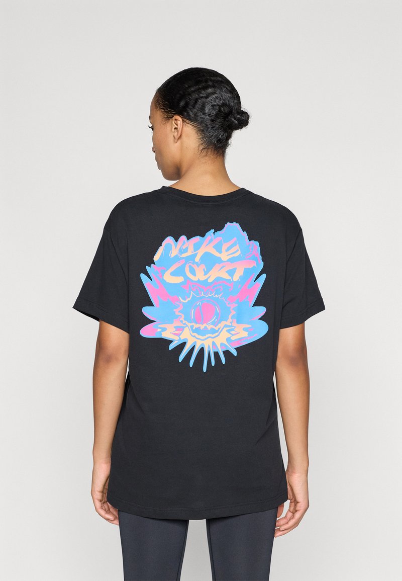 Μαύρη βαμβακερή μπλούζα με κοντό μανίκι, διαθέτει πολύχρωμο γραφικό σχέδιο στην πλάτη με μπλε, ροζ και κίτρινες λεπτομέρειες. Άνετη εφαρμογή.