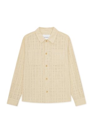 Chemise beige à manches longues avec un motif à carreaux subtil, col pointu, deux poches poitrine et poignets boutonnés.