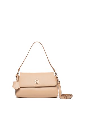 Borsa a mano in pelle beige con manico superiore e tracolla staccabile, pattina frontale con logo metallico e etichetta in pelle attaccata.