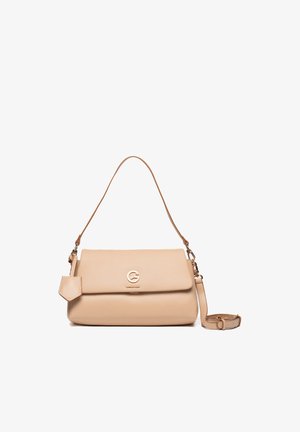 Beige Lederhandtasche mit Tragegriff oben und abnehmbarem Schultergurt, Vorderklappe mit metallischem Logo und angebrachtem Lederanhänger.