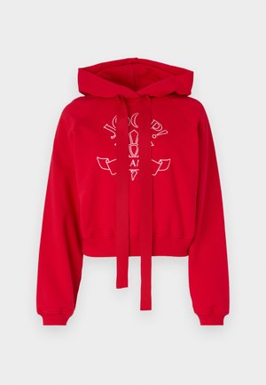 Červená skrátená mikina z mäkkej tkaniny má kapucňu, dlhé rukávy a predné šnurovanie. Na hrudi sa nachádza biely grafický dizajn.