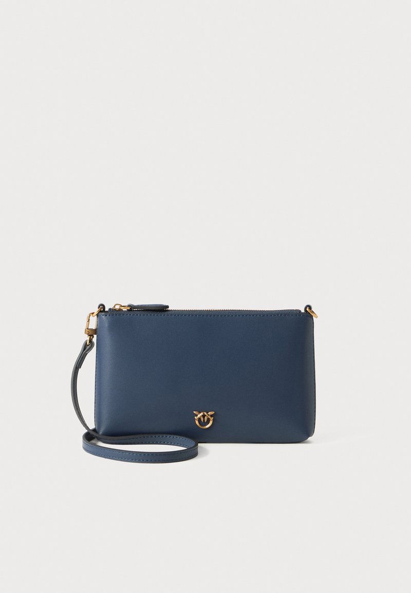 Tumesinine nahast portfell, millel on kuldne logo aksessuaar, saleda ristkülikukujuline vorm, lukuga sulgemine ja eemaldatav randmepael. Sile tekstuur.