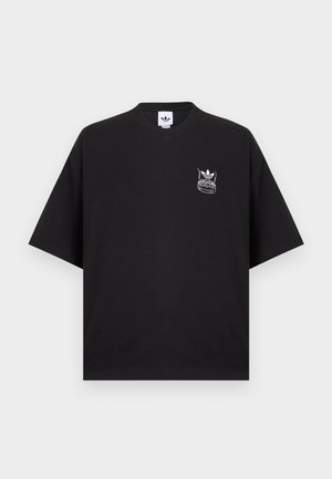 Fekete rövid ujjú póló kis fehér Adidas Trefoil logóval és egy sneaker grafikával a bal felső mellrészen.