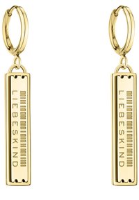 Gouden metalen oorbellen met langwerpige rechthoekige charms, gegraveerd met "LIEBESKIND," bevestigd aan oorhaken.