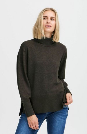 Pull à col montant vert foncé avec une coupe ample, un ourlet côtelé et des fentes sur les côtés. Le matériau semble doux et texturé, adapté pour un style décontracté.
