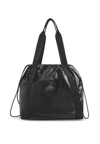 Czarny worek na sznurek o błyszczącej, teksturowanej powierzchni, z mocnymi paskami z tkaniny oraz okrąłym logo na froncie.