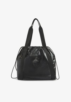 Czarny worek na sznurek o błyszczącej, teksturowanej powierzchni, z mocnymi paskami z tkaniny oraz okrąłym logo na froncie.