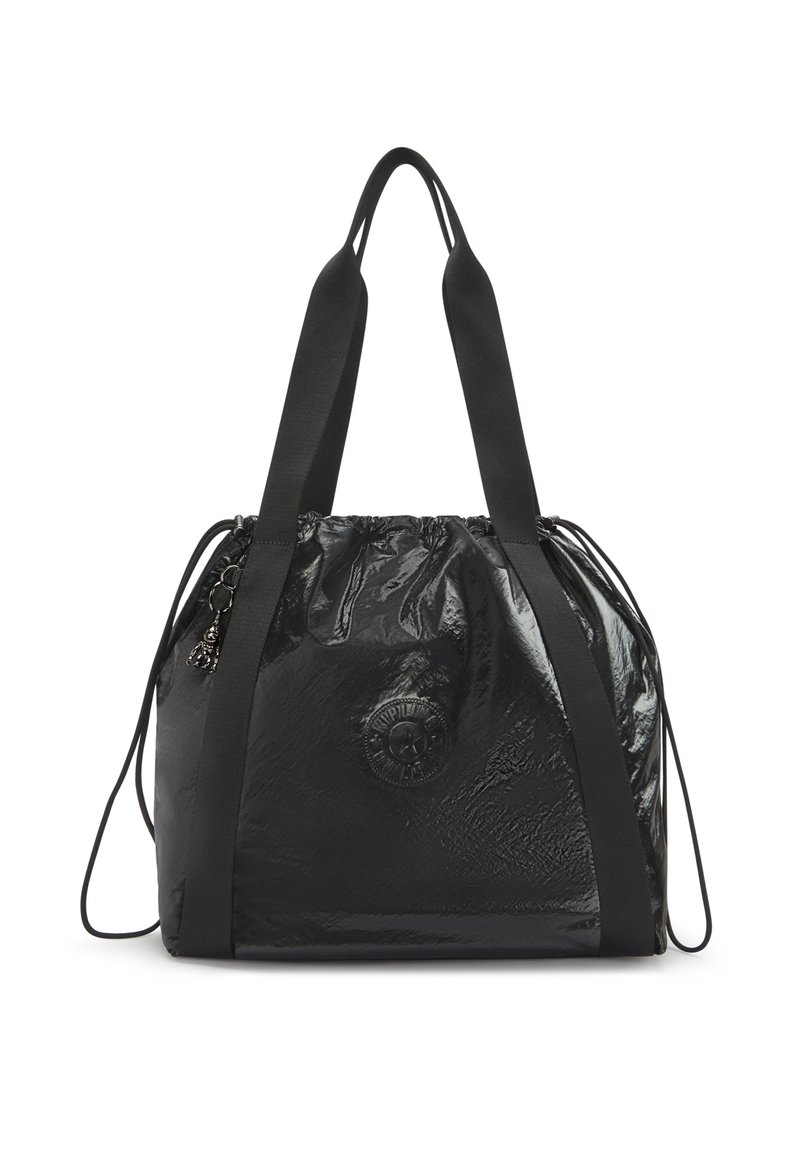 Czarny worek na sznurek o błyszczącej, teksturowanej powierzchni, z mocnymi paskami z tkaniny oraz okrąłym logo na froncie.