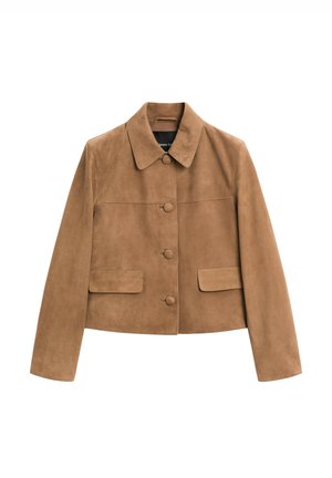 Giacca in suede marrone con colletto, dotata di chiusura a bottoni e due tasche frontali. Design corto e aderente con una texture liscia.