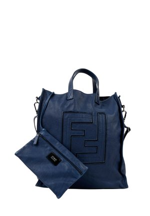 Sac cabas en cuir bleu marine avec motif géométrique embossé et pochette zippée assortie attachée, avec des poignées courtes et une bandoulière amovible.