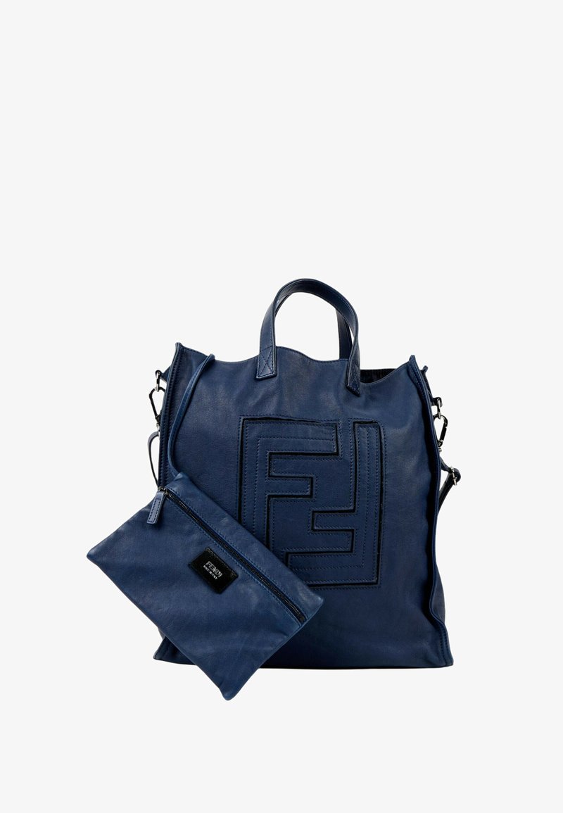 Sac cabas en cuir bleu marine avec motif géométrique embossé et pochette zippée assortie attachée, avec des poignées courtes et une bandoulière amovible.
