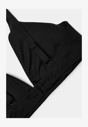 Czarny regulowany top bikini z trójkątnymi miseczkami i metalowymi suwaczkami na gładkim jasnym tle.