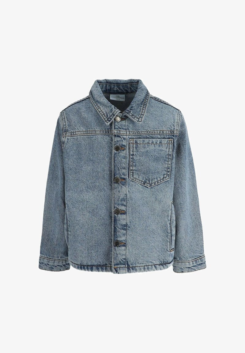 Jasnoniebieska kurtka dżinsowa z przodem na guziki, kieszenią na piersi, długimi rękawami i klasycznym kołnierzem.