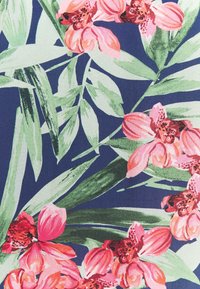 Motif de fleurs d'orchidée roses et de feuilles tropicales vertes sur un fond bleu foncé.