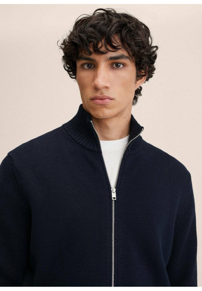 Herren Strickjacken | Mango BINGER Strickjacke navy/royal - SZ24929 Herren Strickjacken | Mango BINGER Strickjacke navy/royal - SZ24929