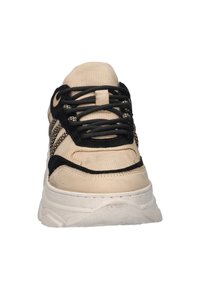 Beige en zwarte sneaker met een textuurgedepte mesh bovenkant, zwarte veters en een dikke witte rubberen zool met een geprofileerd ontwerp.