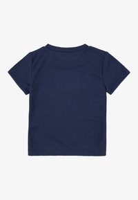 Tricou cu mânecă scurtă, de culoare albastru închis, realizat din bumbac moale, cu guler rotund și spate simplu, fără grafice sau ornamente.