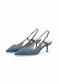 Escarpins slingbacks bleu vif à talons kitten et bouts pointus, ornés de petits clous foncés et de brides de cheville réglables sur fond blanc.