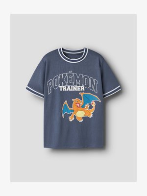 Temno modra kratkoročna majica s kratkimi rokavi z belim črtastim ovratnikom in manšetami, napisom "Pokémon trener" ter grafiko oranžnega Charizarda v letu.