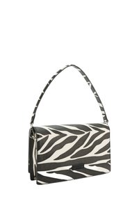 Handtasche im Zebramuster aus strukturiertem synthetischem Material. Sie verfügt über einen gebogenen Griff und silberne Beschläge sowie ein klappbares Verschlussdesign.