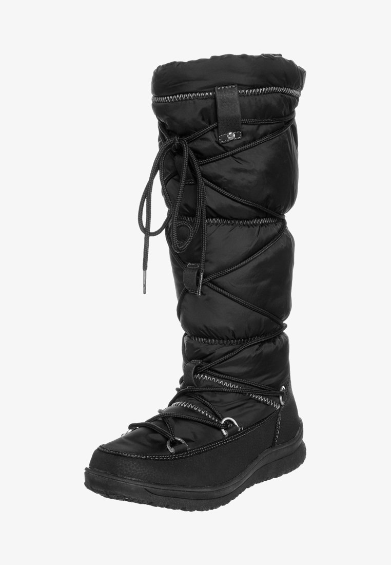Stivale invernale isolato di colore nero con design imbottito, allacciatura frontale, suola in gomma e accessori metallici per i lacci per una vestibilità sicura e calore.
