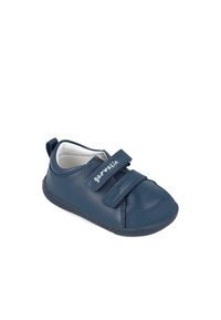 Zapato de niño pequeño de cuero azul marino con punta redonda, dos correas de Velcro y suela de goma texturizada. El nombre de la marca "garvalin" está impreso en el lado.
