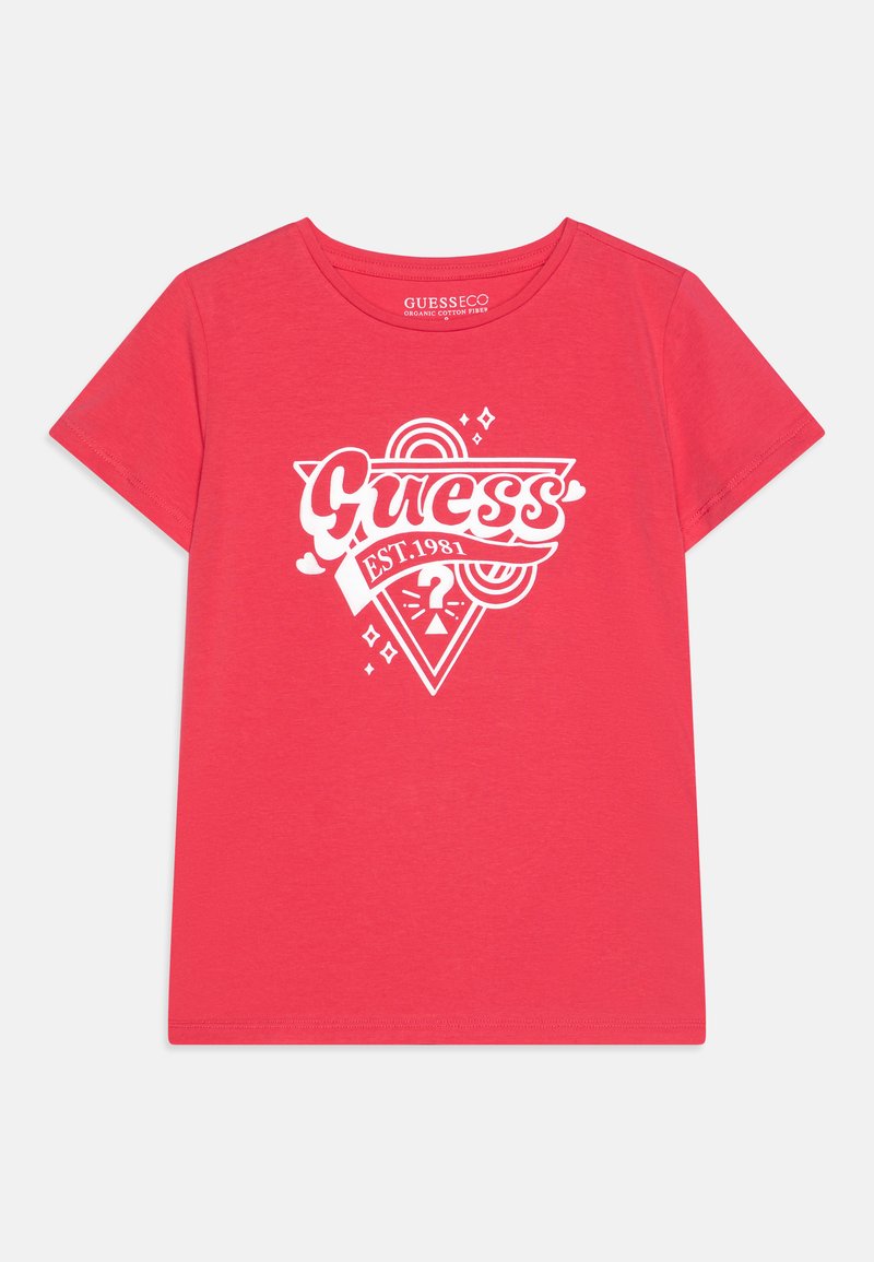 Röd bomullst-shirt med en vit grafisk logotyp och texten "Guess EST. 1981" i en triangulär design. Rundad halsringning och korta ärmar.