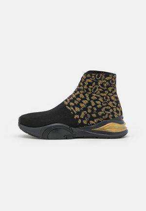 Baskets style chaussette noires avec un motif de feuilles dorées, dessus texturé et semelle en caoutchouc noire avec un accent doré au talon.