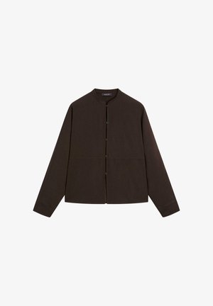 Donkerbruin knoopjack met een ronde kraag, lange mouwen en een gladde textuur. Beschikt over vijf knopen aan de voorkant en een relaxte pasvorm.