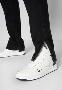 Karl Kani RETRO SLIT PANTS - Calças de ganga de perna direita - black
