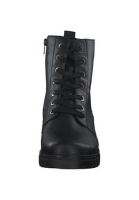 Bottines noires avec un extérieur en cuir lisse, présentant des lacets noirs, des œillets en argent et une fermeture éclair sur le côté pour un enfilage facile. Semelle en caoutchouc plate.