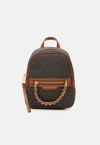 Hnědý batoh s monogramem a koženými akcenty v béžové barvě, přední kapsa na zip, zlaté kování a horní rukojeť. Kompaktní design vhodný pro každodenní použití.