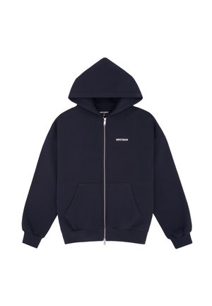 Marineblauwe hoodie met ritssluiting, voorzakken, geribbelde boorden en een klein wit "WRSTBHVR" logo op de linkerborst.