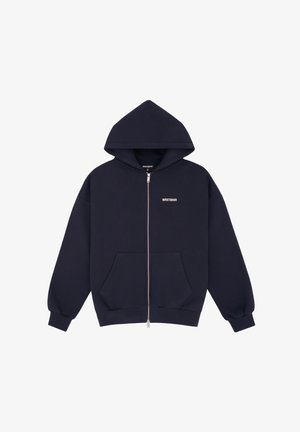 Marineblauwe hoodie met ritssluiting, voorzakken, geribbelde boorden en een klein wit "WRSTBHVR" logo op de linkerborst.