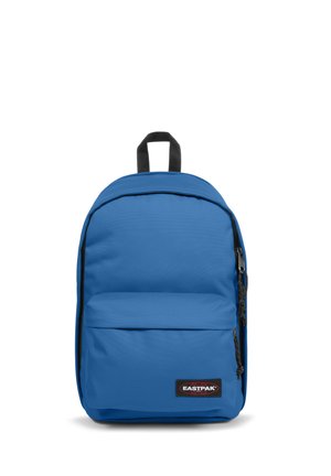Mochila de tela azul con una parte superior curva, bolsillo frontal con cremallera y acentos de cremallera negra. Cuenta con un asa superior y una etiqueta de marca.