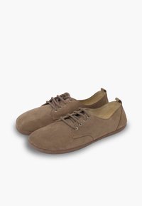 Paar braune Wildleder-Schnürschuhe mit abgerundeten Zehen und flachen Sohlen auf weißem Hintergrund.