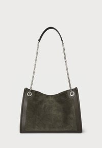 Žalias odašu rankinės su odinėmis detalėmis, grandinine dirželiu ir struktūrizuotu, kreivu dizainu. Pabrėžia metalines detales ir tekstūruotą paviršių.