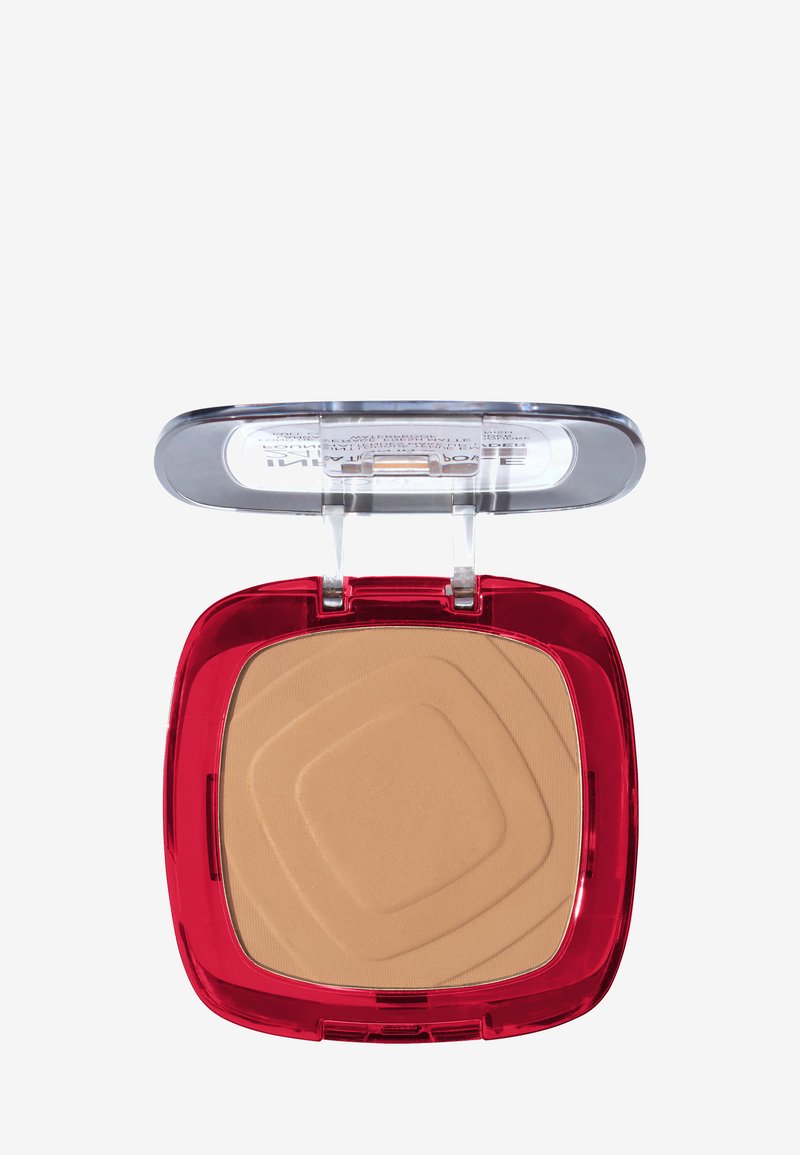 Poudre compacte avec maquillage beige à l'intérieur d'un boîtier rouge carré avec un couvercle articulé transparent ouvert sur fond blanc.