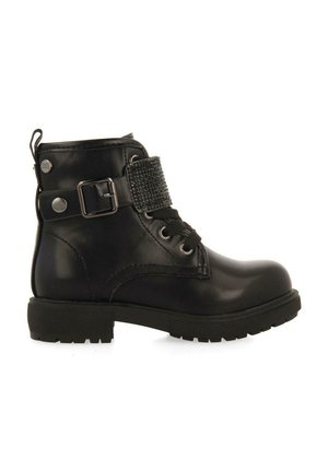 Stivaletto nero in pelle con una fascia testurizzata e fibbia, punta rotonda, chiusura con lacci e suola in gomma con battistrada per una migliore aderenza.