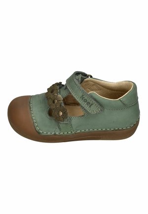Grüner Lederschuh für Kleinkinder mit brauner Gummispitze, floraler Riemendekoration und Klettverschluss, seitlich dargestellt.