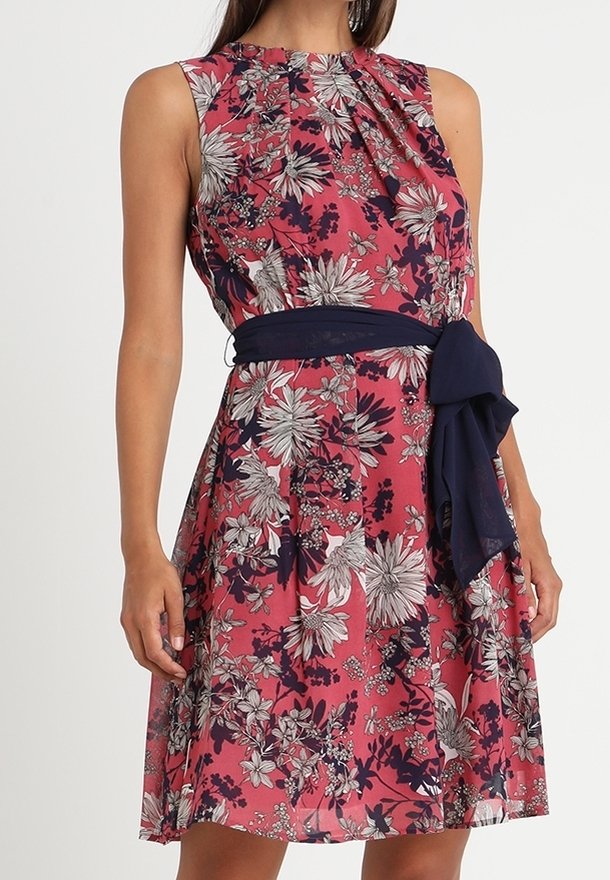 Robe fleurie en rose et marine avec un corsage ajusté, sans manches, un col plissé et une ceinture nœud assortie à la taille.