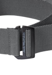 Grijze nylon riem met een gestructureerd oppervlak, voorzien van een zwarte plastic gesp. Logo in lichtblauw gedrukt op de riem nabij de gesp.