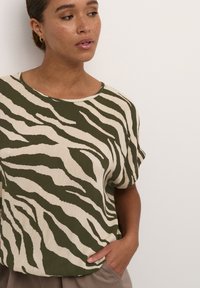 Kaffe KAMARITA - Bluza - sand green animal print
