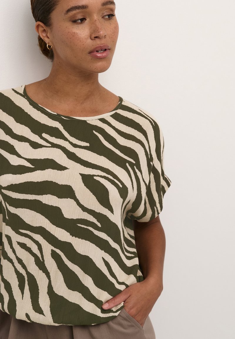 Kaffe KAMARITA - Bluza - sand green animal print