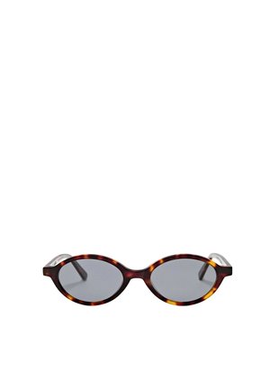 Lunettes de soleil ovales écaille de tortue avec verres foncés, vues de face sur fond blanc uni.