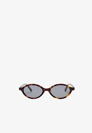 Lunettes de soleil ovales écaille de tortue avec verres foncés, vues de face sur fond blanc uni.