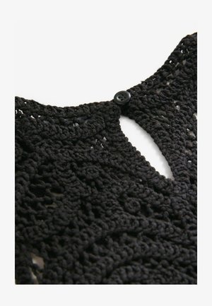 Tissu en crochet noir avec un motif texturé. Présente une fermeture à bouton au niveau du cou et un design ouvert avec un détail en trou de serrure.
