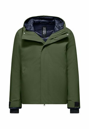 Giacca impermeabile verde oliva con zip frontale, cappuccio regolabile e interno blu a contrasto. Presenta polsini elasticizzati e due tasche laterali.